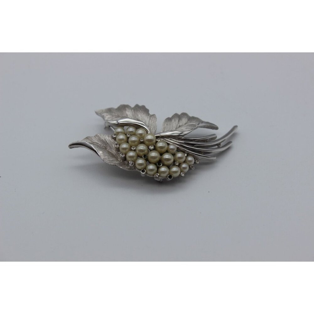 Trifari vintage women's silver tone pearl leaf cluster bridal brooch